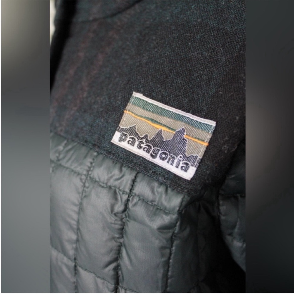 Patagonia Rare Recycled Down Hooded Coat Carbon
Green Medium - Picture 13 of 17